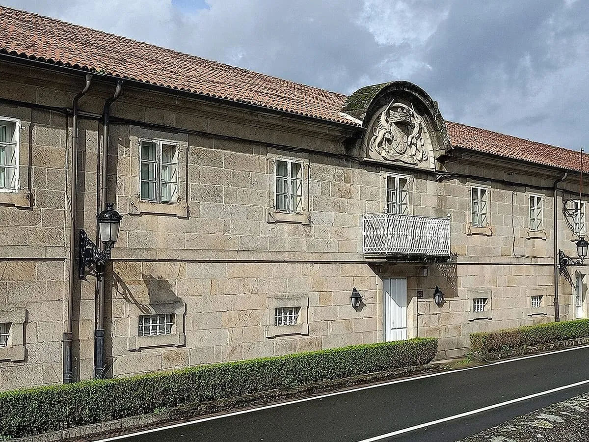 Casa de los Canónigos de piedra, con escudo sobre la entrada, en Iria Flavia