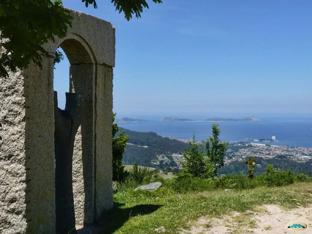 Arco de piedra en el mirador del monte Cepudo, con la ría de Vigo y las Cíes al fondo