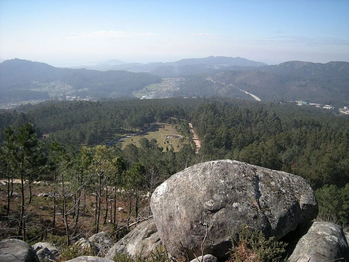 Bloque de granito en lo alto del Galiñeiro con valles y pinares al fondo