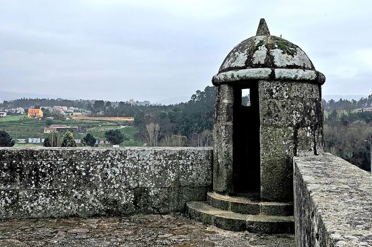 Garita de piedra con cúpula sobre la muralla de Salvaterra, con el paisaje del Miño al fondo