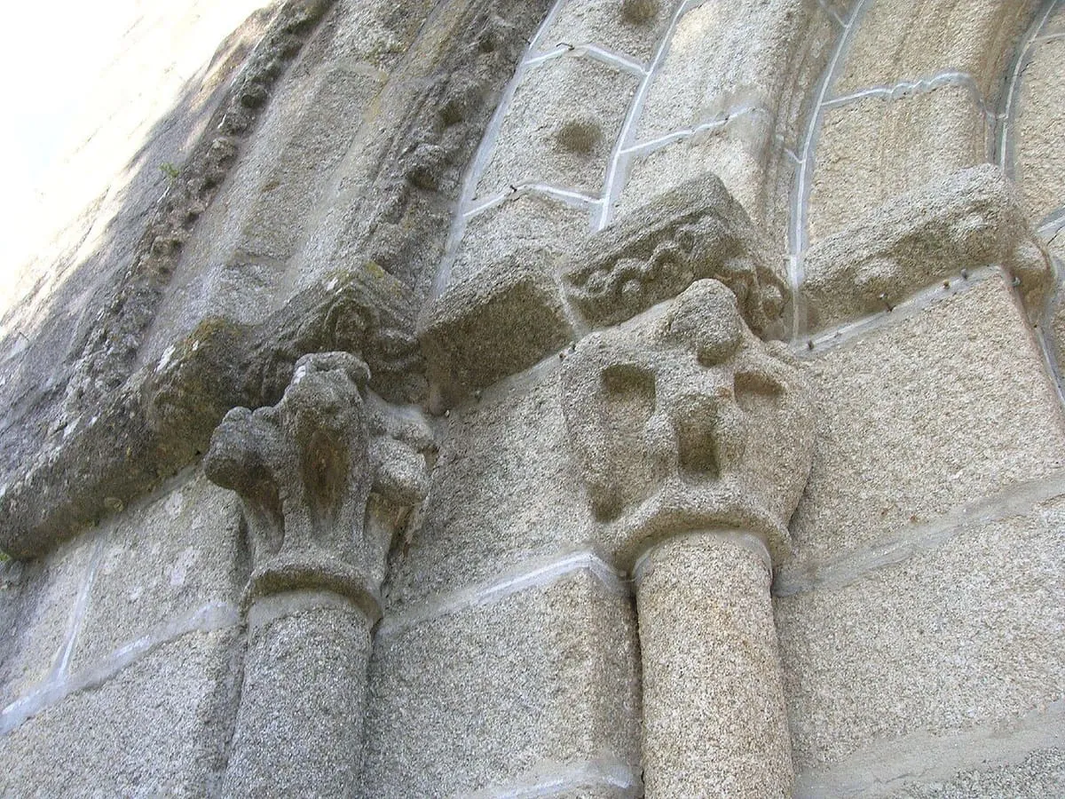 Capiteles esculpidos de la portada occidental de la iglesia de Donas