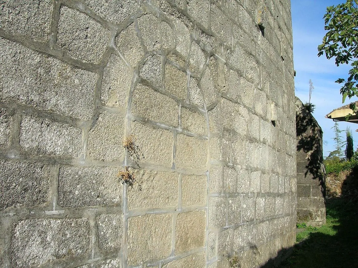 Muro de sillería de granito de la iglesia de Donas, junto a la portada sur