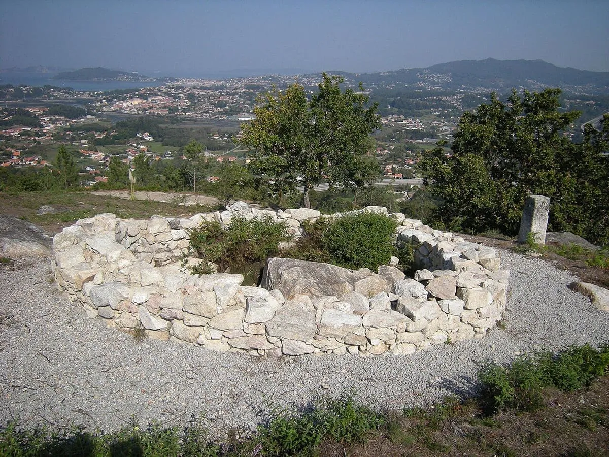 Estructura circular de piedra reconstruida en el castro da Pedra Moura sobre grava