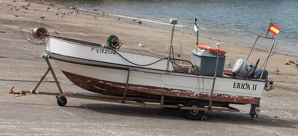 Barca de pesca sobre un remolque en la rampa del puerto de A Guarda