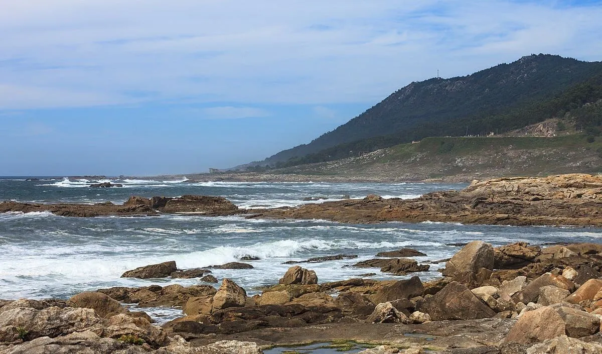 Costa rocosa junto al puerto de A Guarda con el monte Santa Trega al fondo