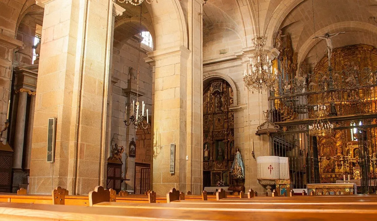 Interior de la iglesia de Santa María de Iria Flavia con el retablo dorado del altar mayor