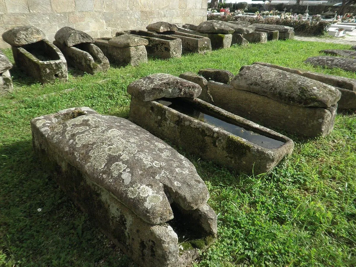 Sarcófagos de piedra abiertos sobre la hierba en la necrópolis de Adina