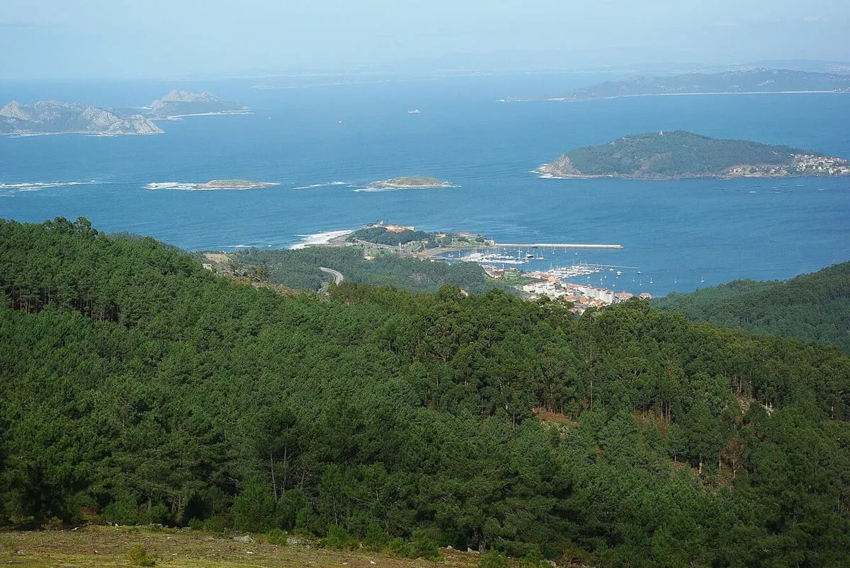Vista elevada de la ría de Baiona con la playa de Ladeira, el istmo y las islas Cíes
