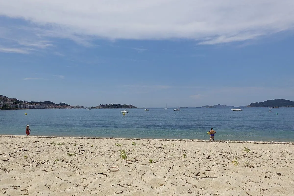 Arena de la playa de Ladeira con las islas de la ría al fondo