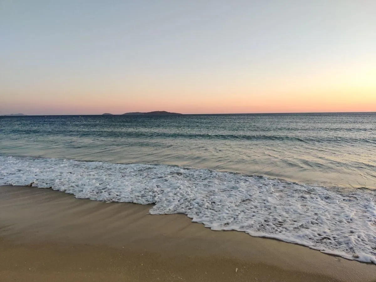Olas rompiendo en la orilla de A Lanzada al atardecer
