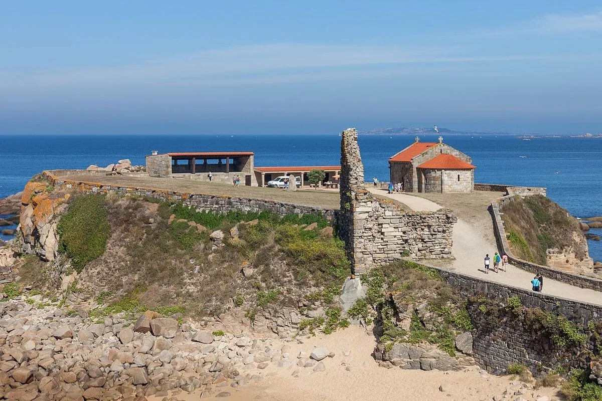 Ermita de la Lanzada y los restos de su torre sobre un promontorio junto al mar