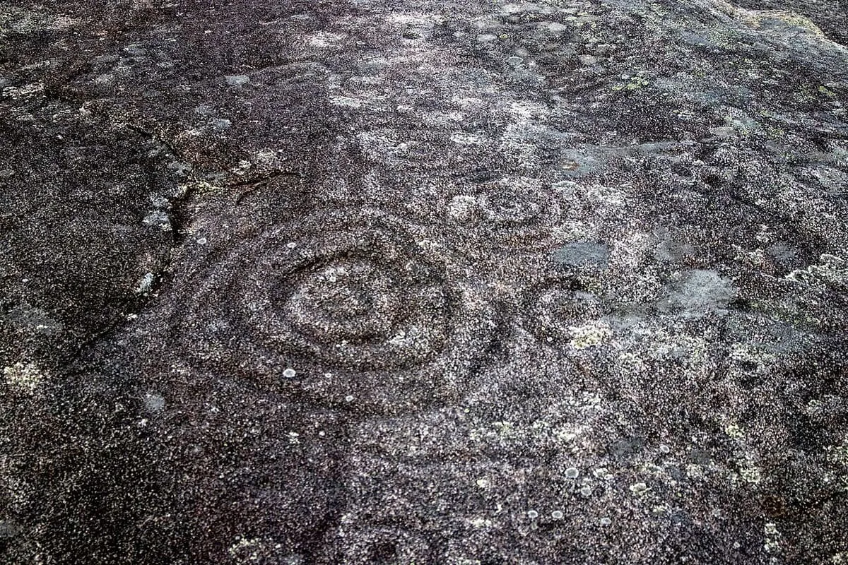 Gran círculo concéntrico grabado en una laxe de granito de Tourón