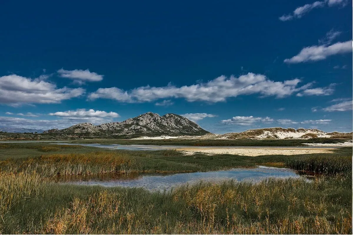 Laguna de Louro con el monte al fondo y cielo azul