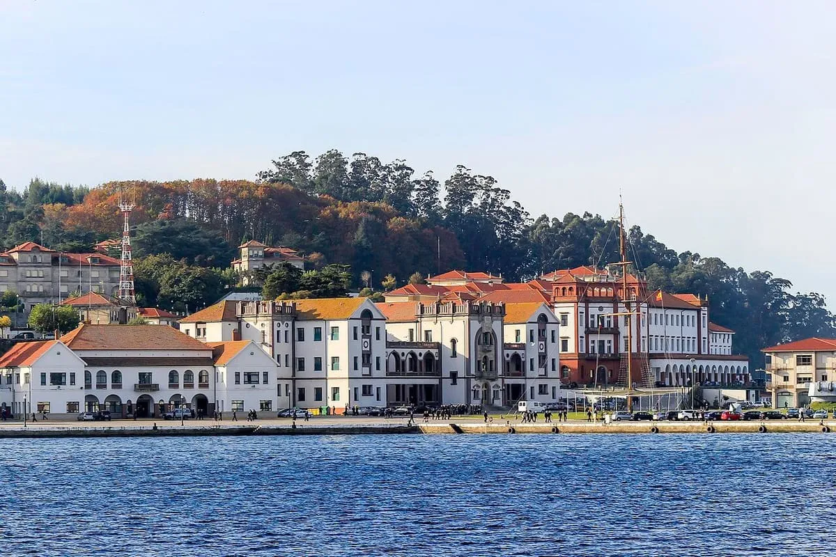 Casas y edificios blancos junto al agua en Marín, con la ría delante