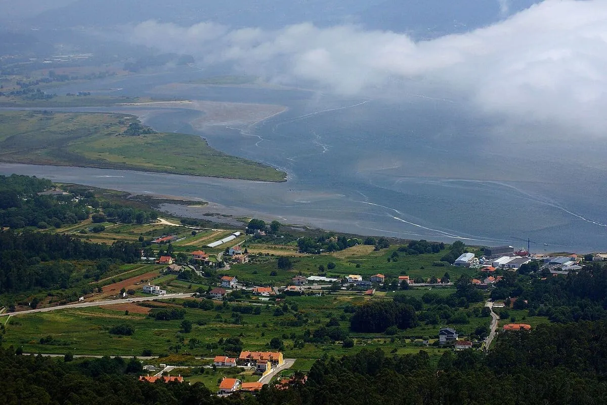 Bancos de arena, marismas y canales del estuario del Miño vistos desde lo alto