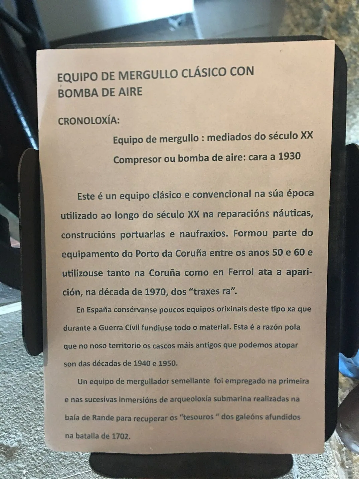 Cartel explicativo sobre un equipo de buceo clásico con bomba de aire, en el Museo Massó