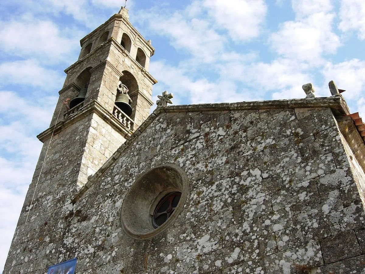La iglesia de San Martiño de Meis, con su campanario de espadaña y un óculo en el frontón