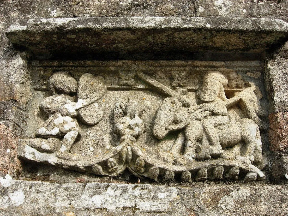 Otro de los relieves del baldaquino, con figuras y una escena en piedra