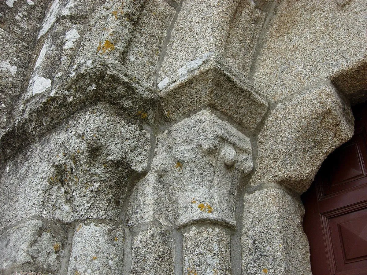 Capiteles románicos de la portada de San Salvador, tallados con motivos vegetales