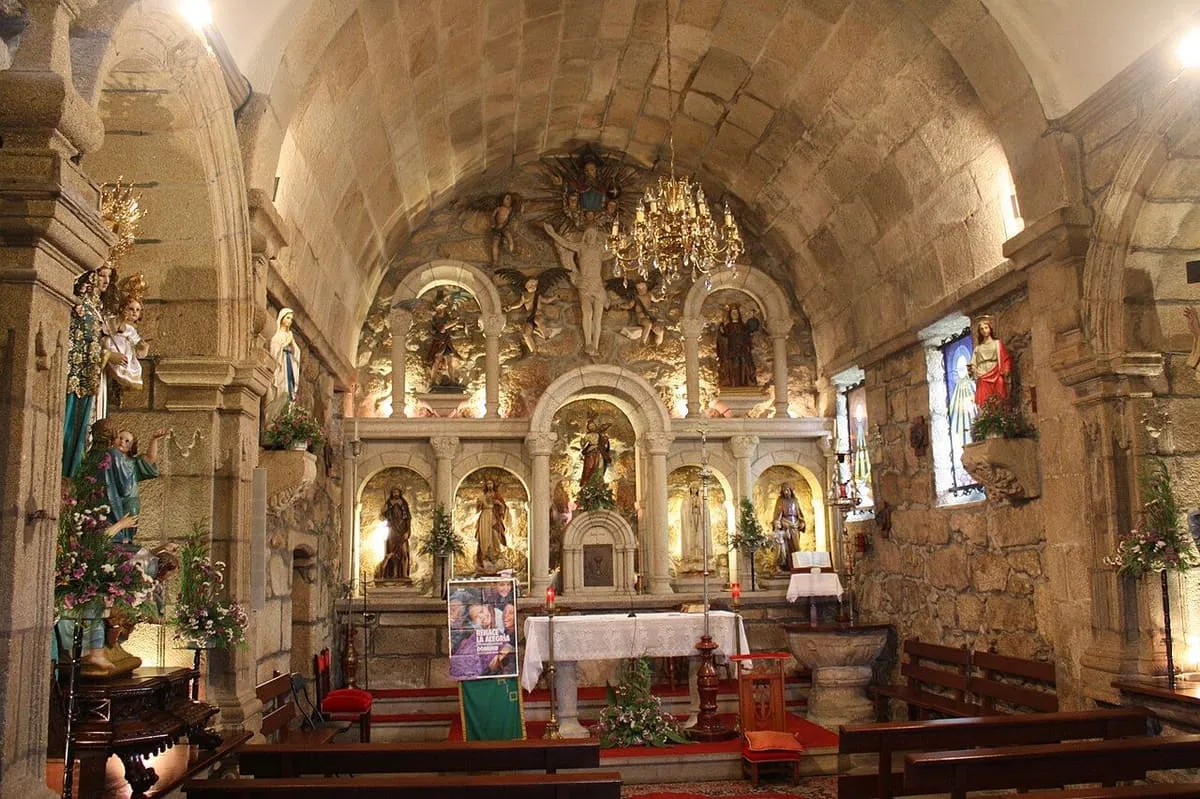 Interior de San Salvador de Meis con un retablo barroco dorado en la cabecera