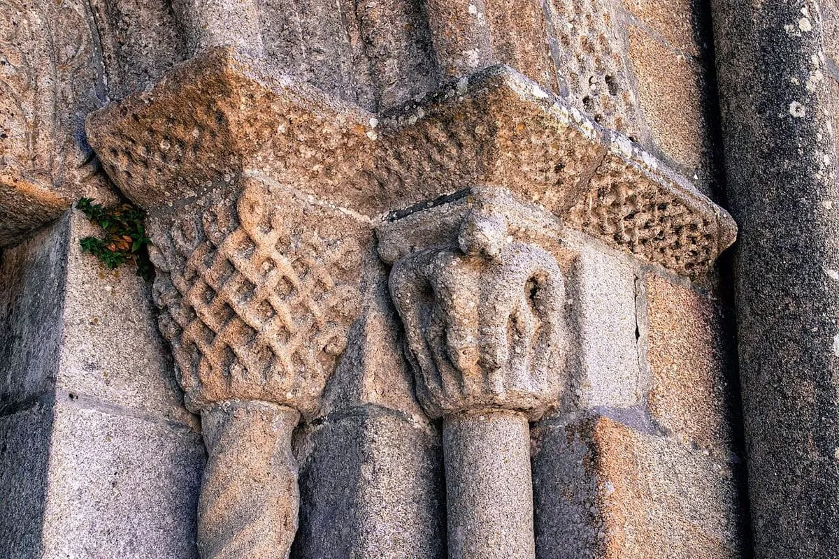 Capiteles románicos con decoración de entrelazos tallados en granito dorado