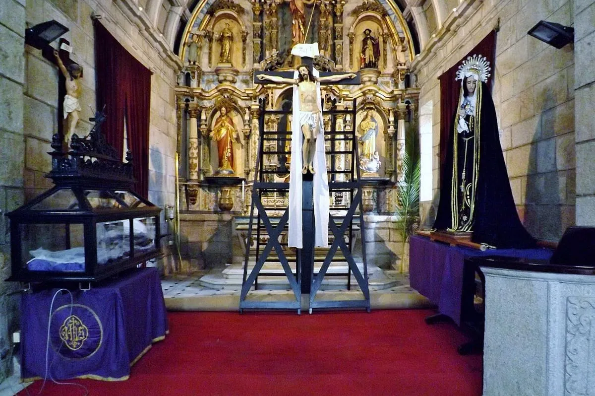El Cristo en la cruz con escaleras ante el retablo dorado de San Martiño, en una ceremonia de Semana Santa de 2019