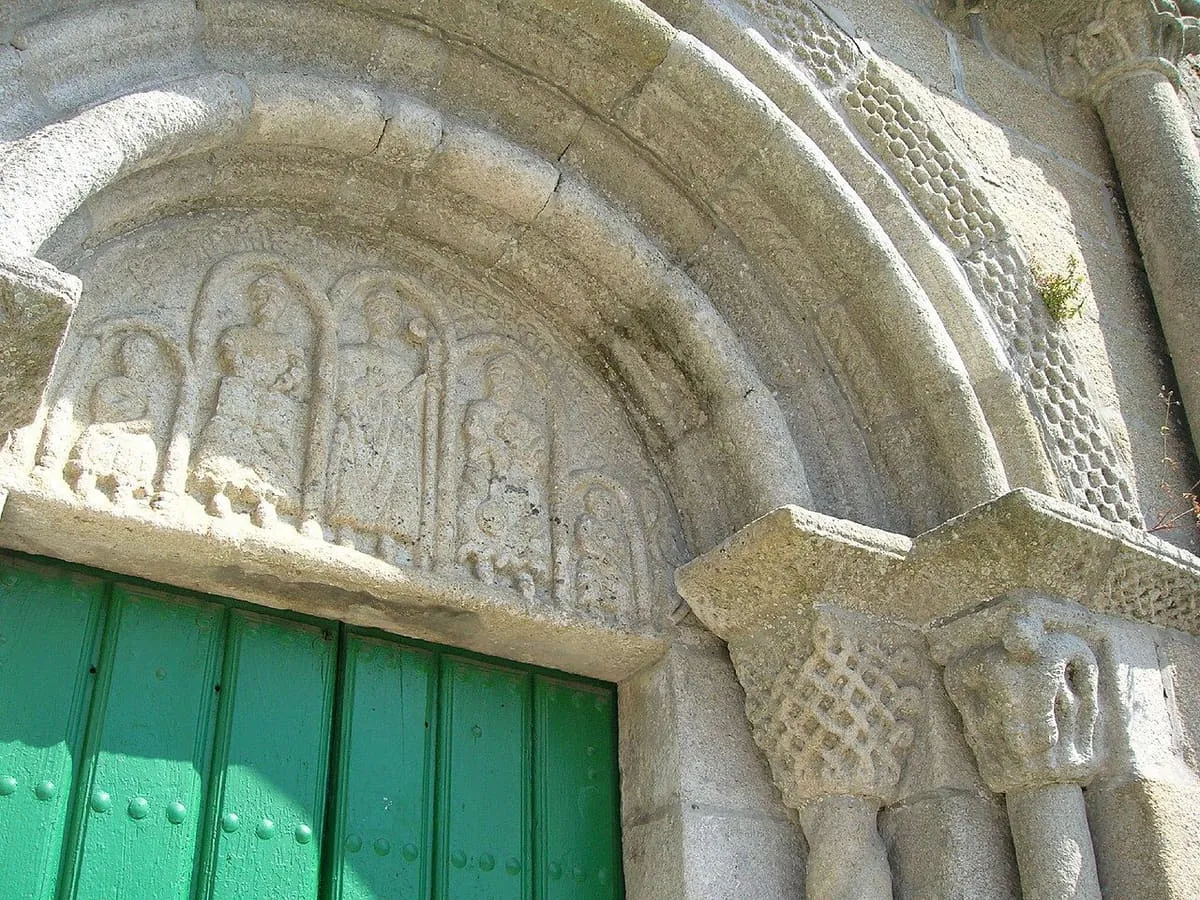 Tímpano esculpido de la portada de San Martiño con figuras bajo arcos