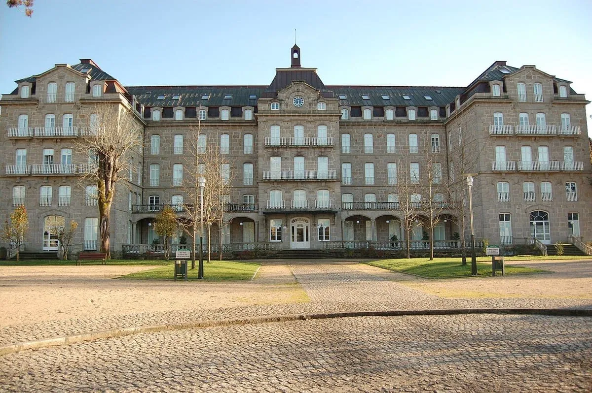 El Gran Hotel de Mondariz visto de frente desde la explanada, con sus grandes alas de piedra