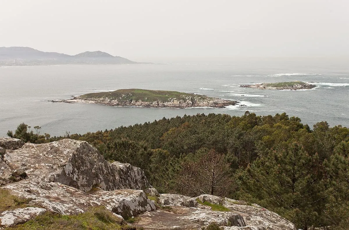 Las islas Estelas frente a la costa, vistas desde el mirador de Monteferro