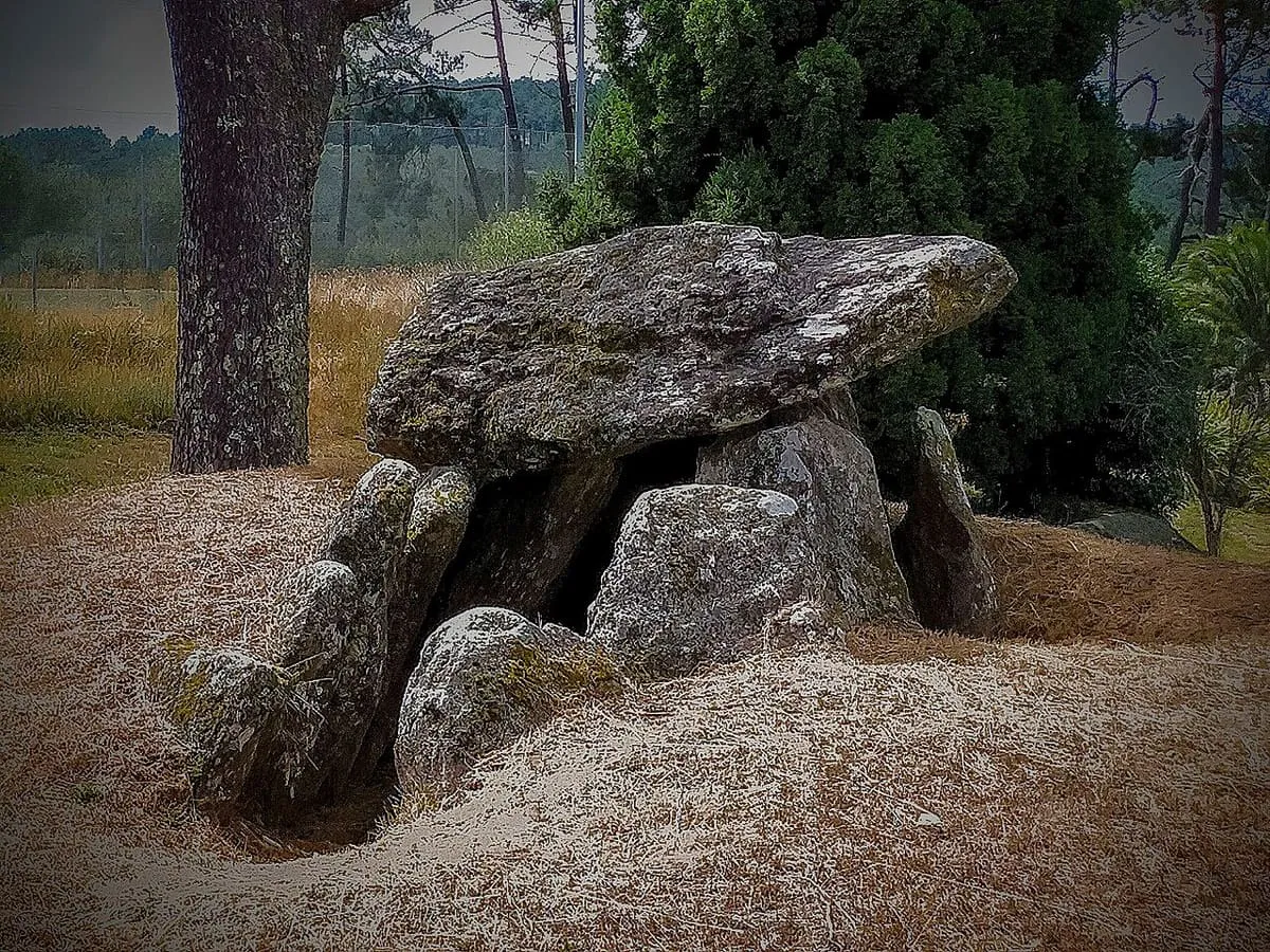 El dolmen de Meixoeiro visto de lado, con la losa superior sobre piedras verticales