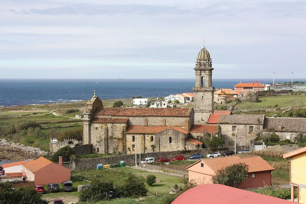 Monasterio de Oia con su iglesia y su torre junto al Atlántico