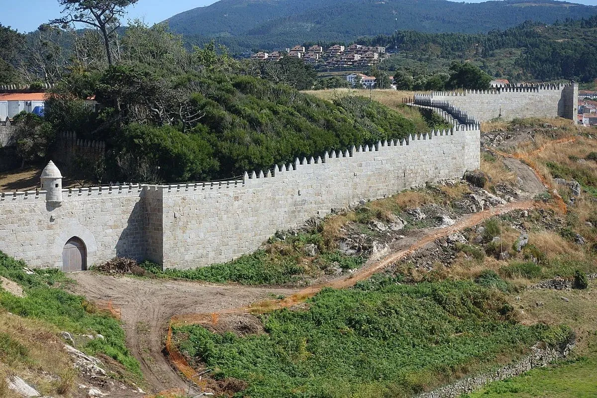 Lienzo de la muralla de Monterreal con su garita, sobre la ladera de Monte Boi