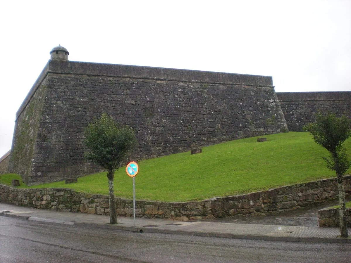 Muralla abaluartada de piedra con una garita en la esquina, en Salvaterra de Miño