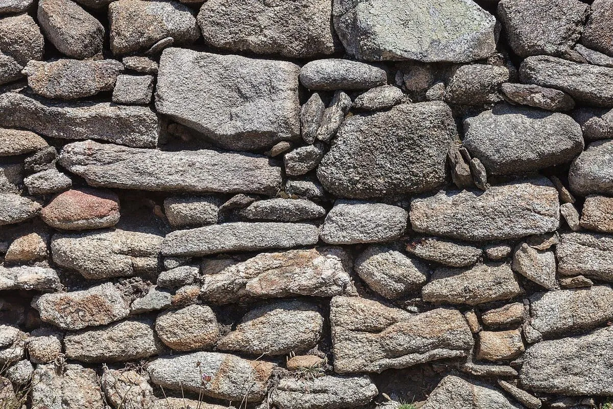 Muro de granito levantado en seco con bloques de distintos tamaños