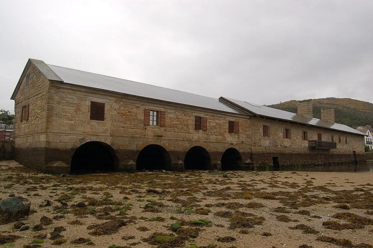 Los arcos de piedra del molino de mareas, al descubierto durante la bajamar