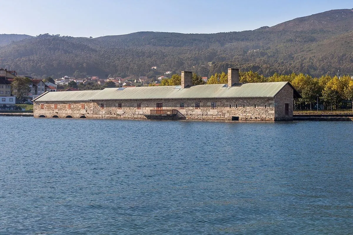 El molino de mareas del Pozo do Cachón rodeado de agua con la pleamar
