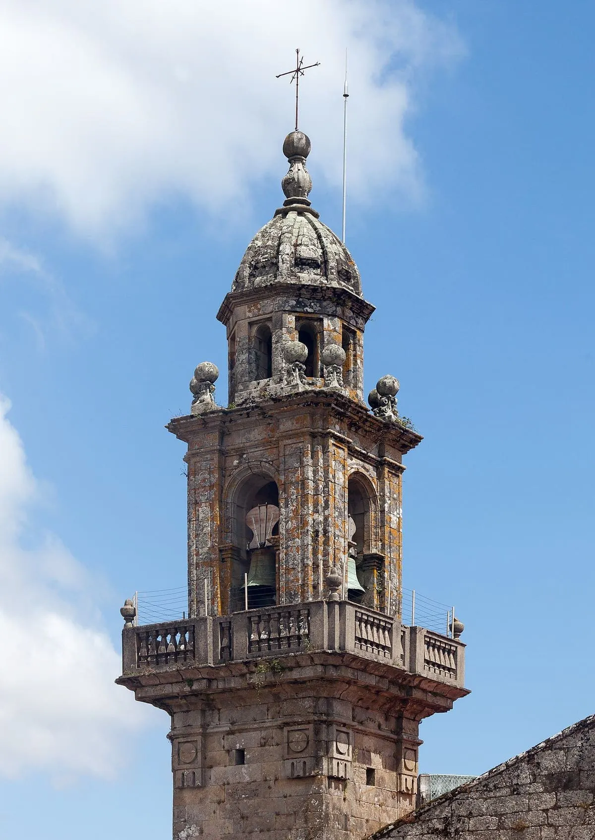 Campanario barroco de la iglesia de Muros con su linterna y balaustrada