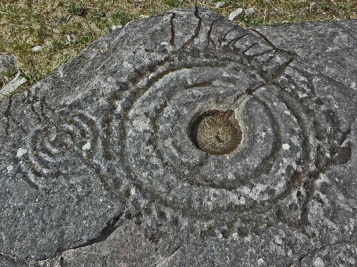 Círculos concéntricos grabados con una cazoleta central en el granito