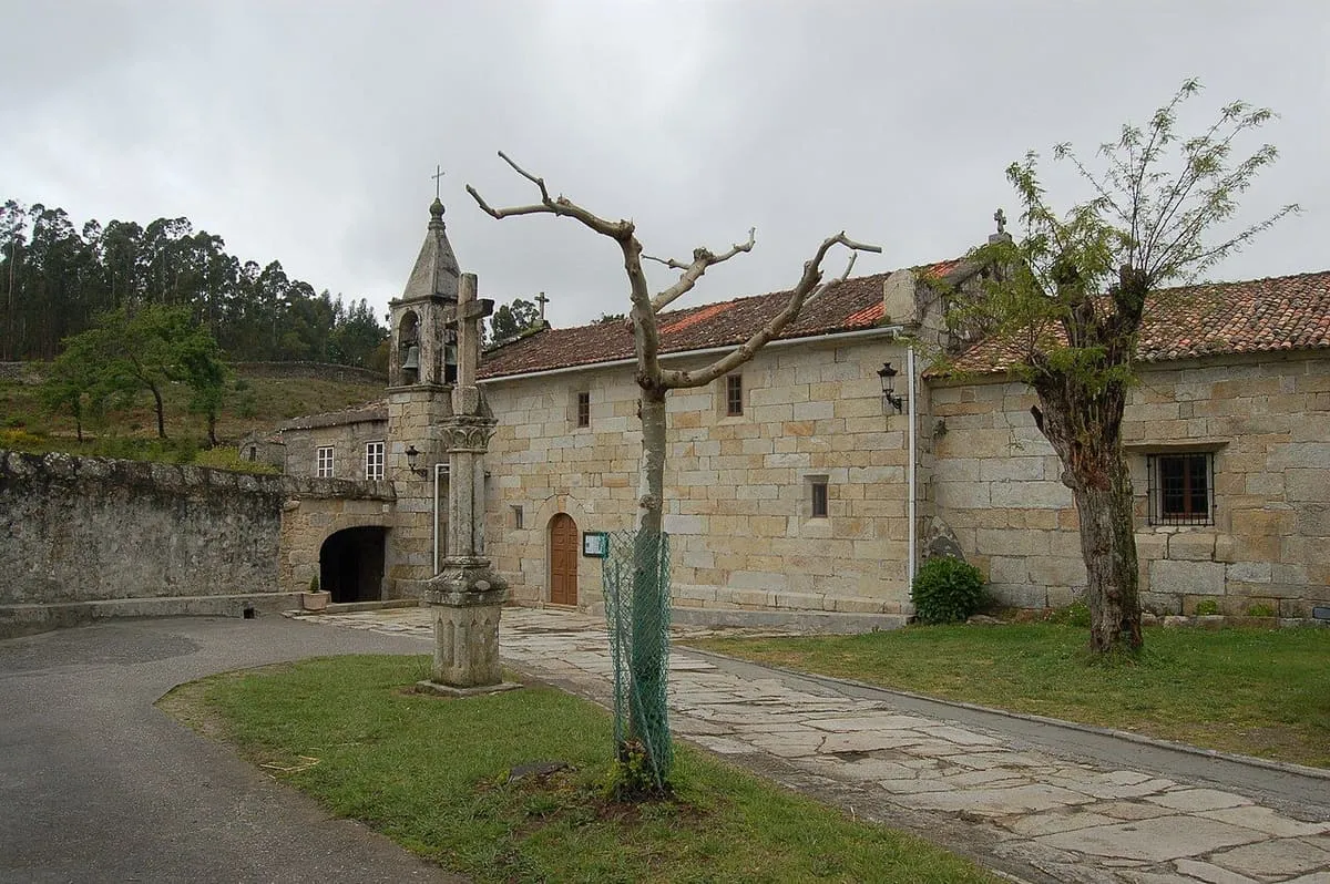 Atrio del convento de Louro con su cruceiro, la fachada de la iglesia y un arco de entrada