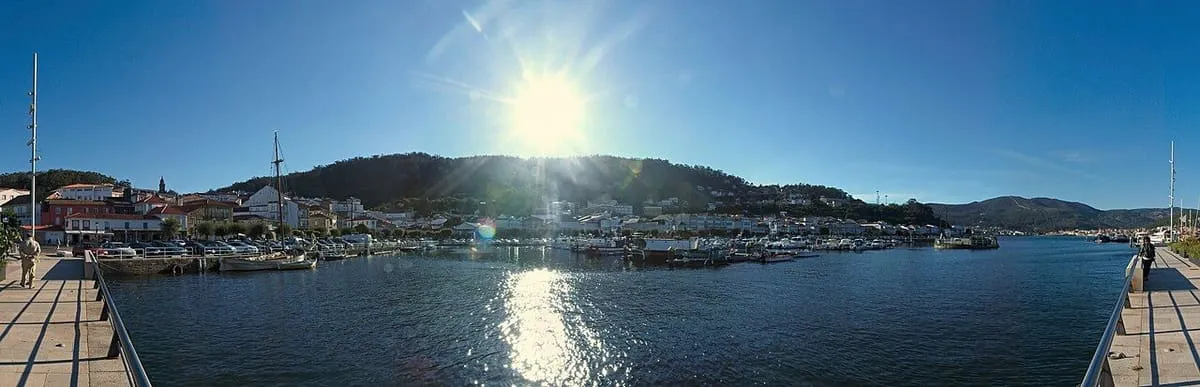 Panorámica del puerto de Muros con las casas de la villa sobre la ladera