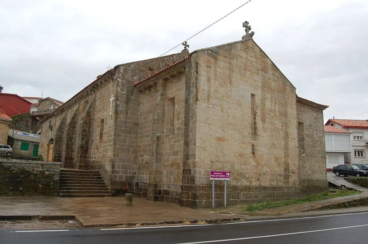 El santuario de la Virxe do Camiño visto desde la carretera, con sus contrafuertes de piedra