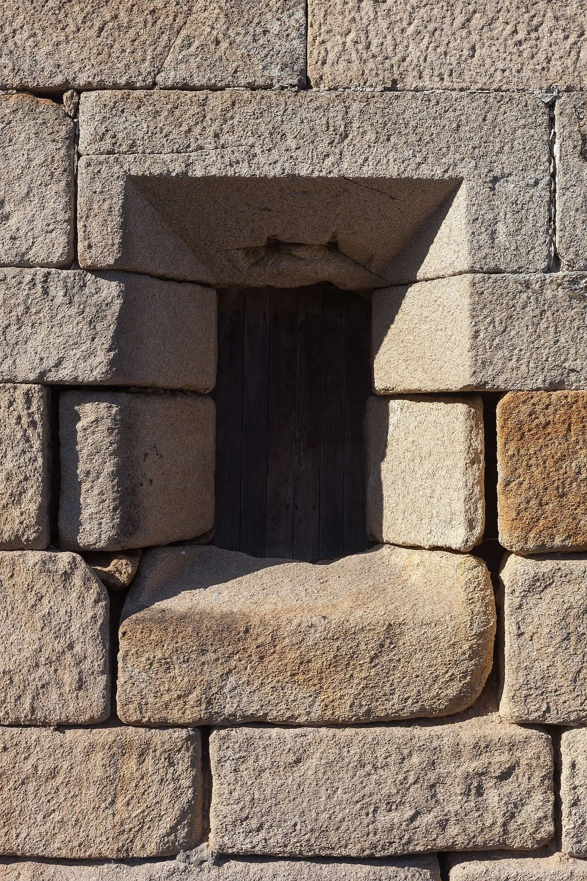 Una ventana del santuario enmarcada en sillares de granito