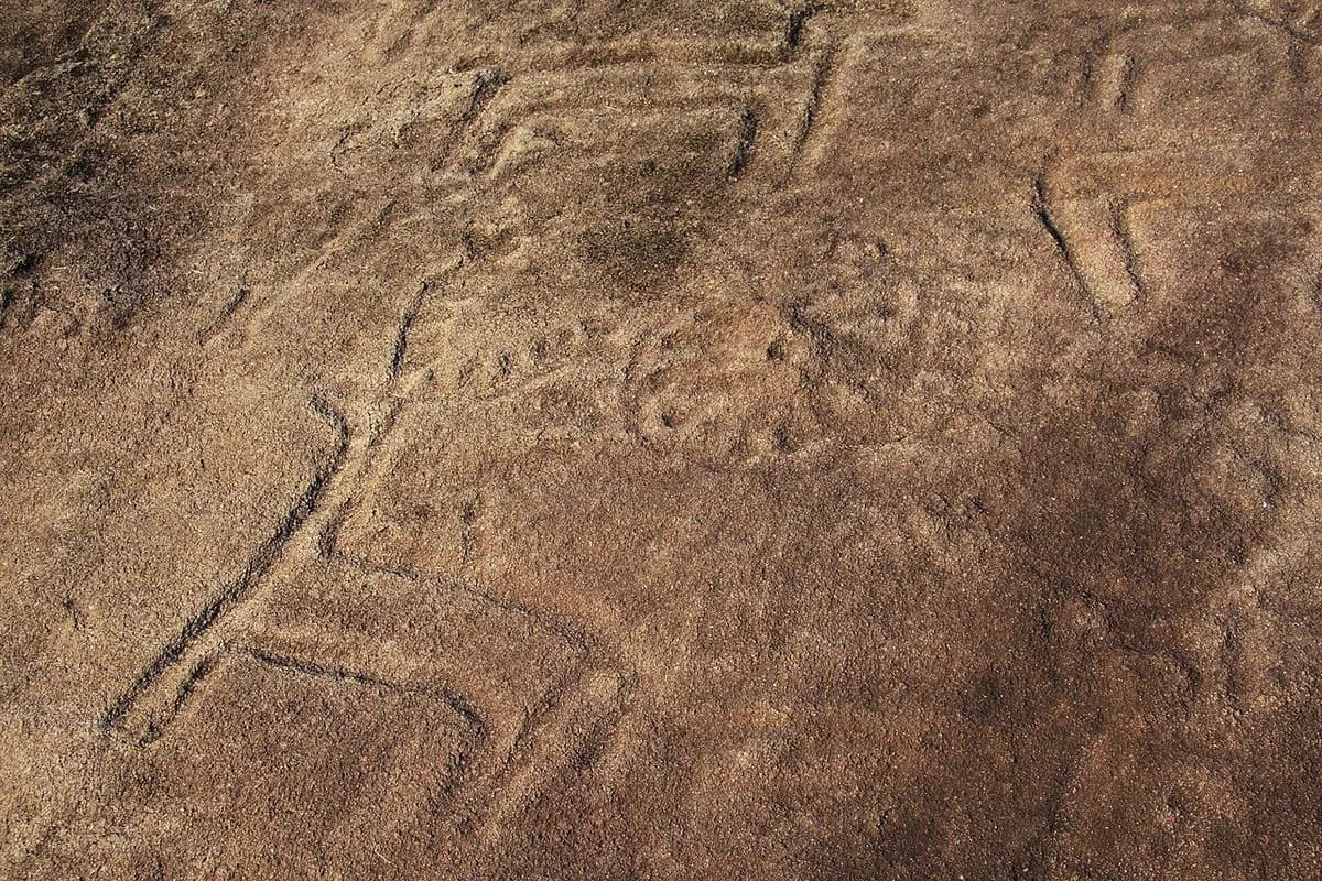 Trazos grabados en una roca del Nabal de Martiño, con figuras de animales