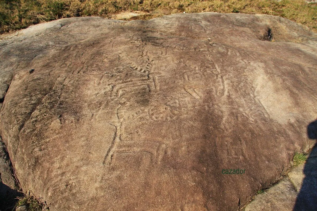 Gran laxe redondeada del Nabal de Martiño, con grabados que apenas se adivinan