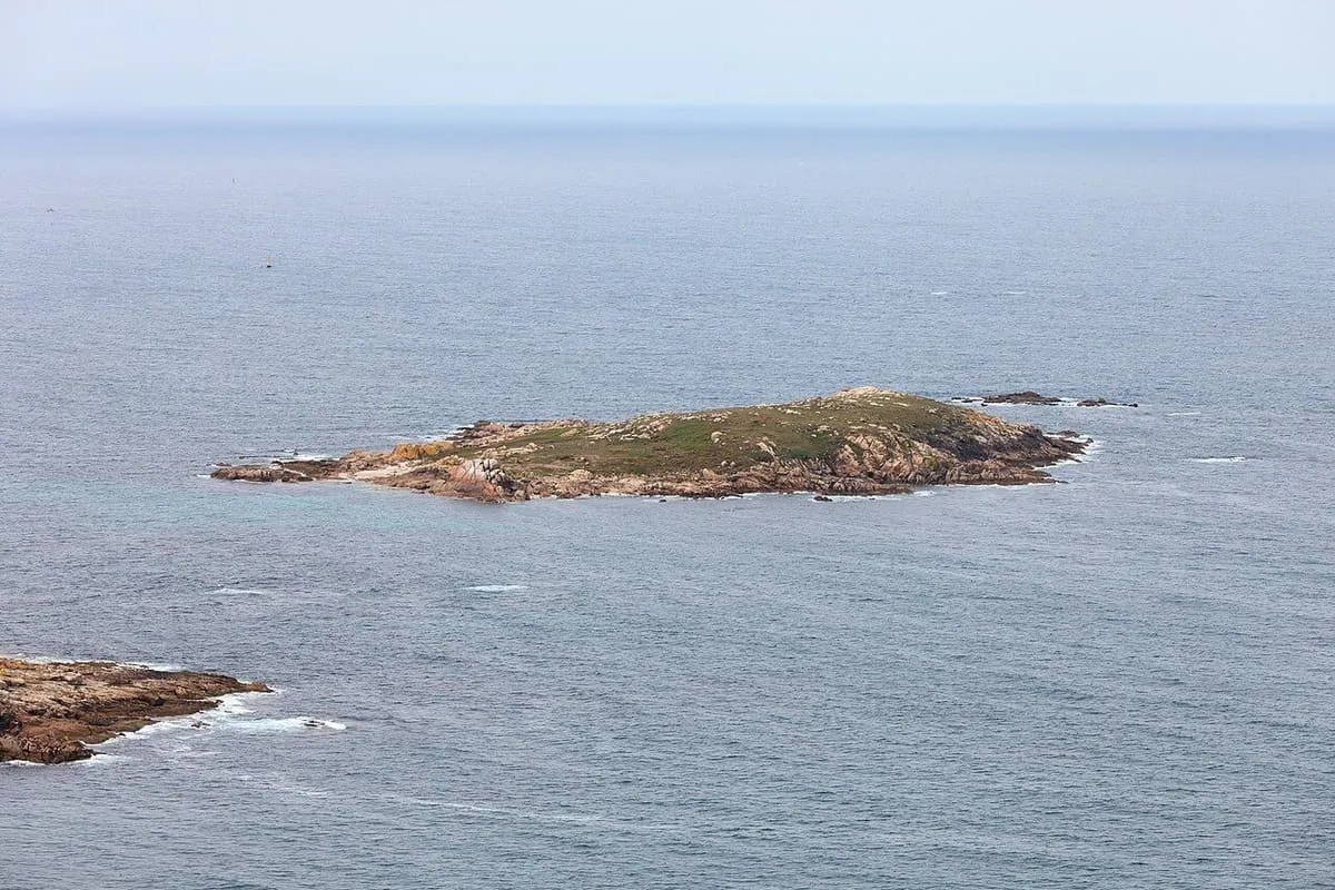 Un islote rocoso en el mar visto desde Monteferro