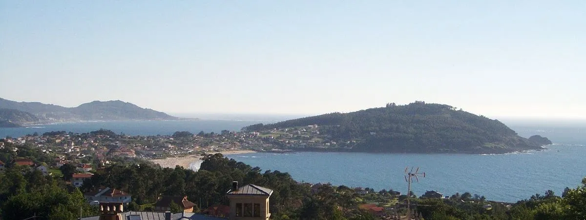 La península de Monteferro y el cabo Silleiro vistos desde Saiáns, en Vigo
