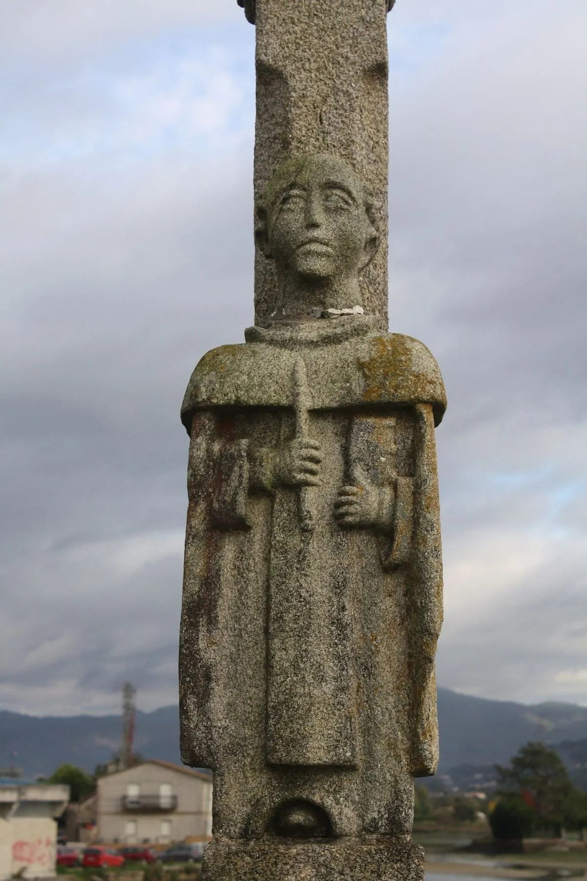 Figura de San Telmo, de piedra, sobre el cruceiro del puente