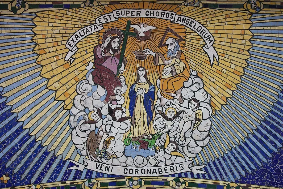 Mosaico con la Virgen coronada por la Trinidad en el interior o exterior del templo