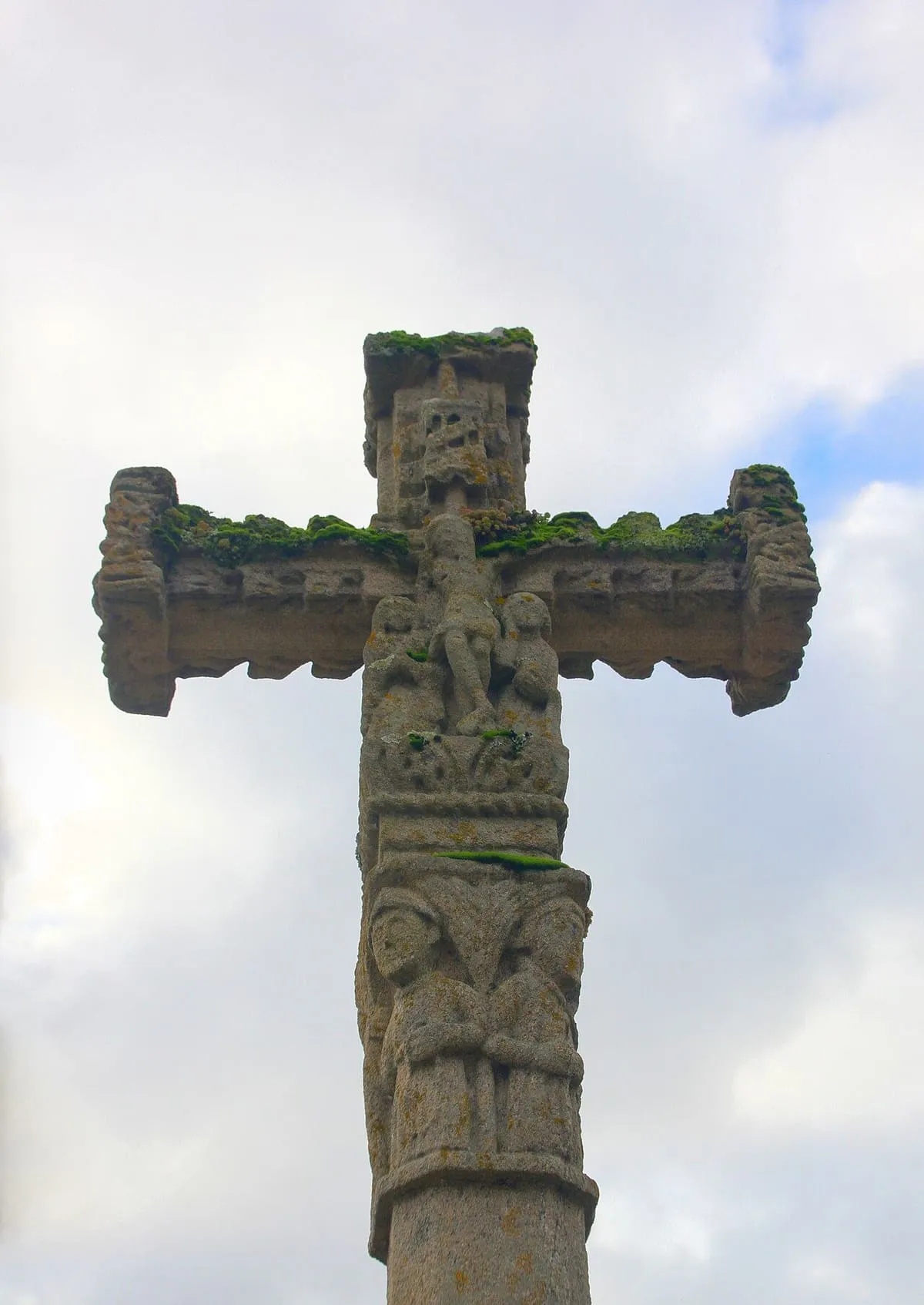 Cruceiro de piedra en la Praza do Tapal de Noia