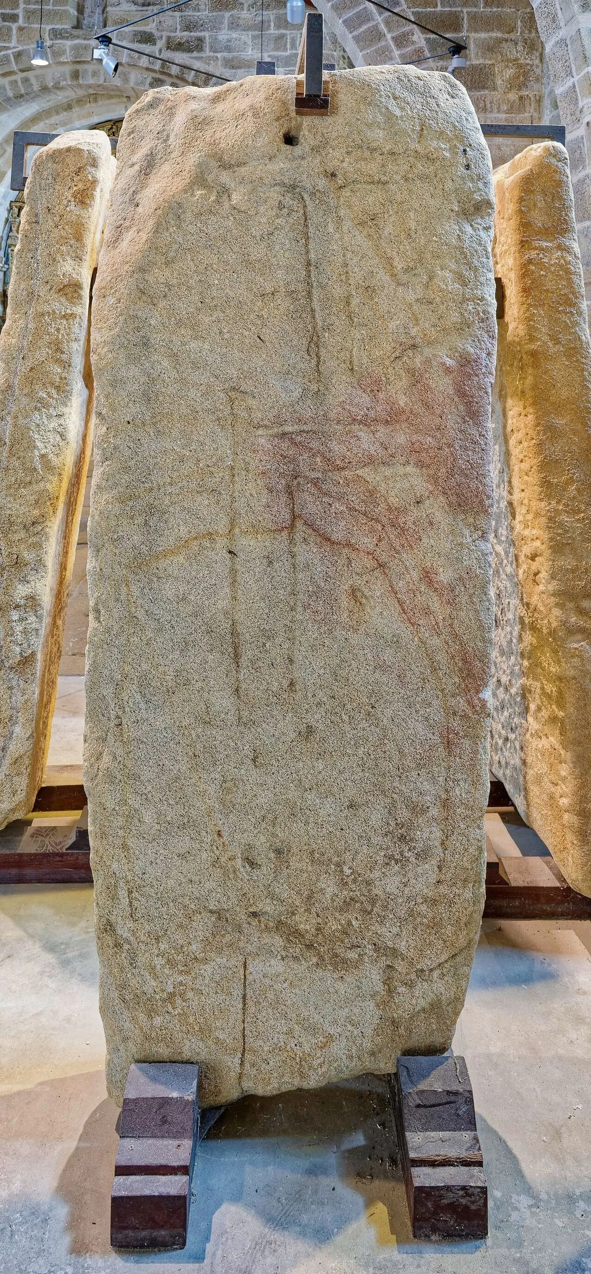 Lauda sepulcral de piedra clara expuesta en Santa María a Nova de Noia